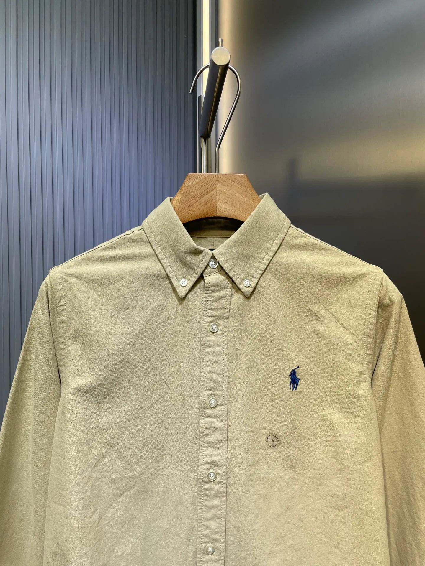 P370 Ralph Lauren 🌟 War Horse solid color shirt, macaron color, white upper body, loose fit, contrasting embroidery design on the cuffs and chest, button closure, can be paired with a skirt of the same color Size: xs-xl